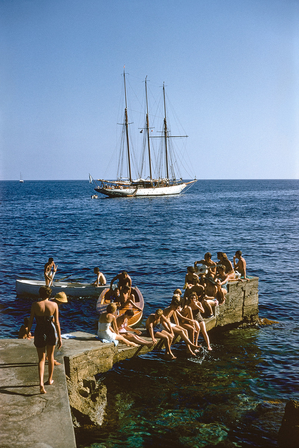 Slim Aarons: Hanging Out At The Seafront