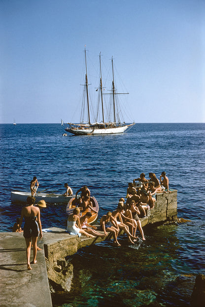 Slim Aarons: Hanging Out At The Seafront